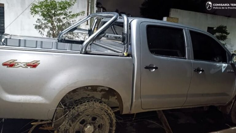 Camioneta Toyota Hilux gris chocada contra un alambrado en la Capital de Catamarca