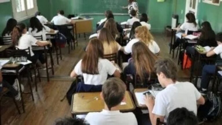 Estudiantes en un aula de escuela secundaria en Argentina