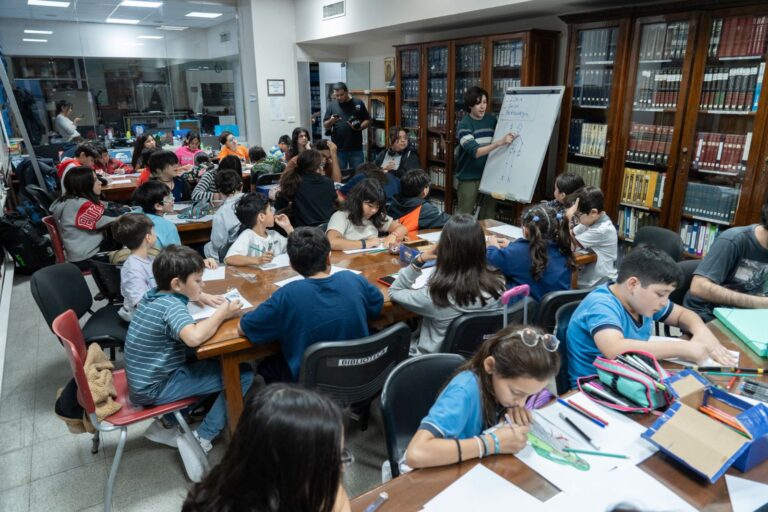 Niños y jóvenes participando en el Taller de Dibujo del Senado de Catamarca en la Biblioteca del Senado