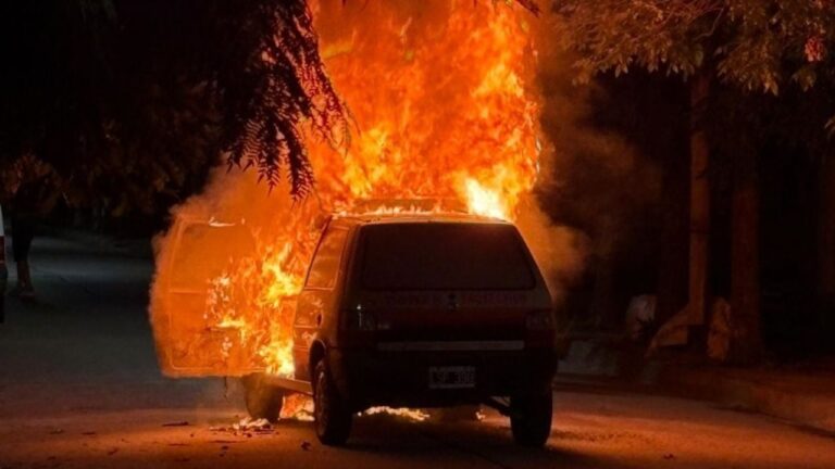 Auto incendiado en la vía pública en Catamarca