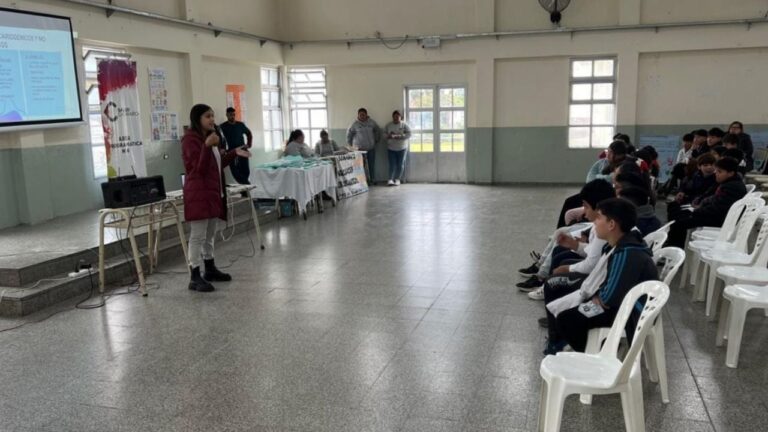 Niños participando en la jornada de salud en la Escuela N°8 de Bañado de Ovanta