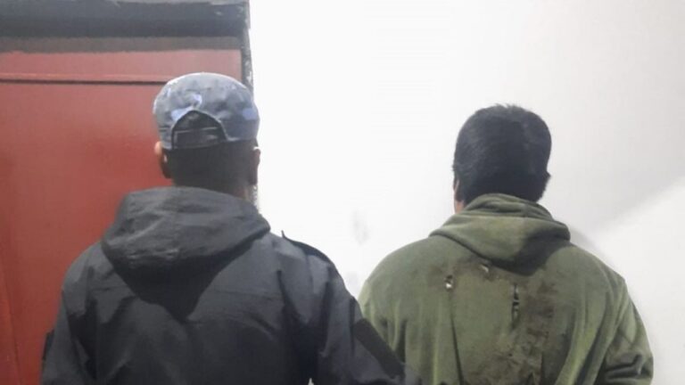 Efectivos policiales en la zona del incendio en Tinogasta