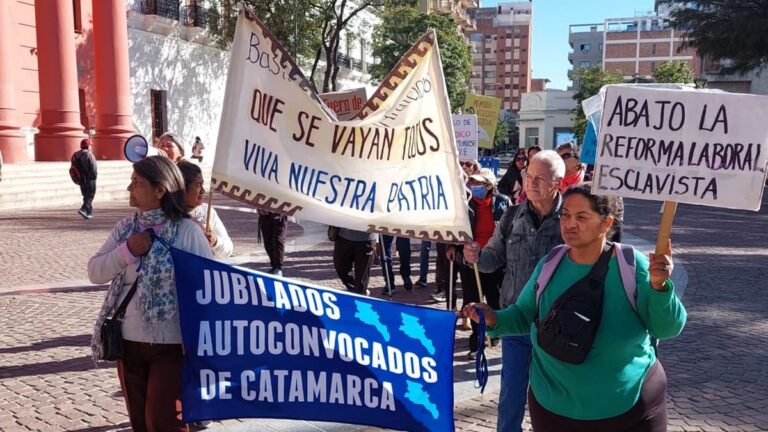 Jubilados autoconvocados marchando en Plaza 25 de Mayo, Catamarca