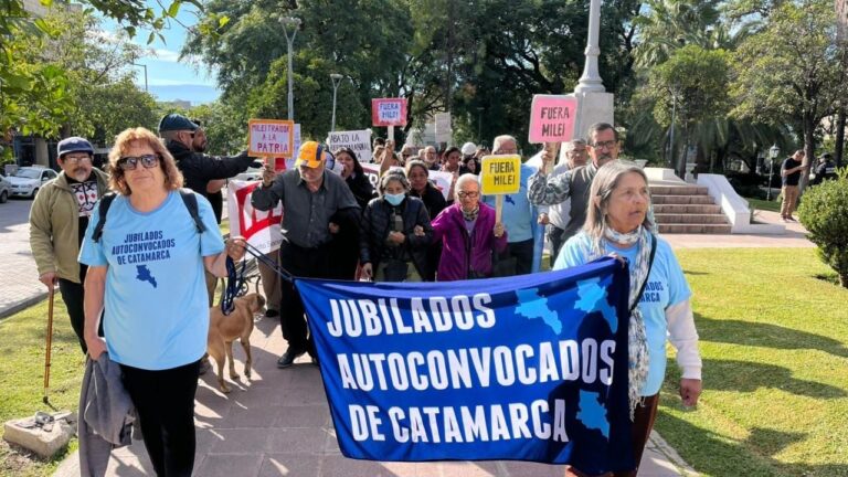 Jubilados autoconvocados marchando en la Plaza 25 de Mayo de Catamarca