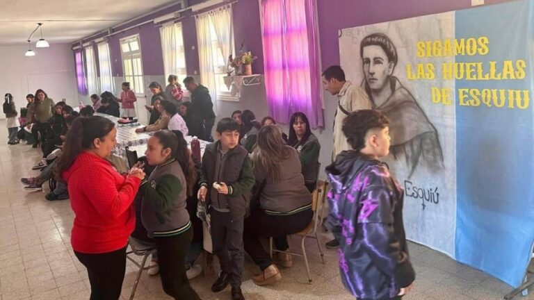 Alumnos participando en la Justa del Saber sobre el Beato Esquiú en una escuela de Tinogasta