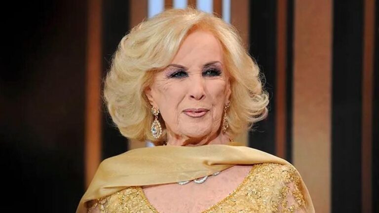 Mirtha Legrand sonriente durante el cumpleaños de Elvira Guaraz