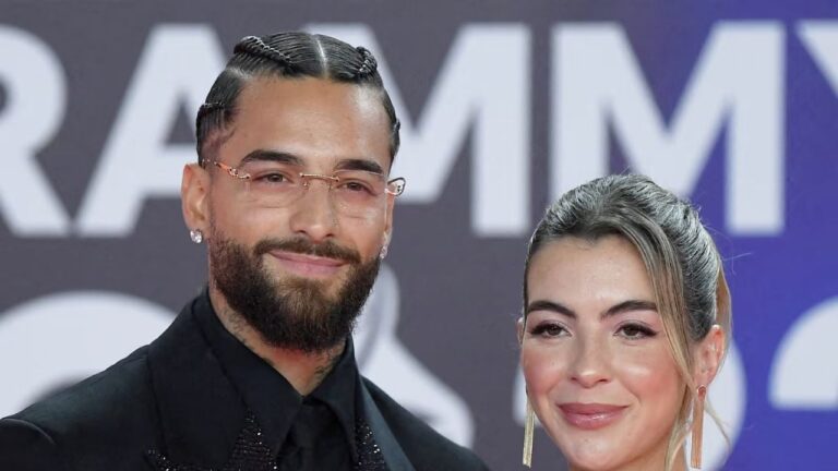 Maluma y Susana Gómez besando la panza de embarazo junto a su hija París