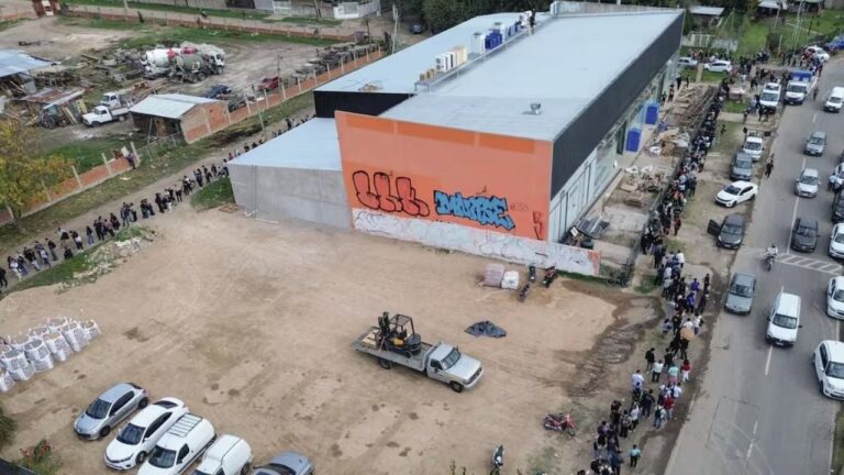 Fila de postulantes en convocatoria laboral del frigorífico Don Theo en Moreno