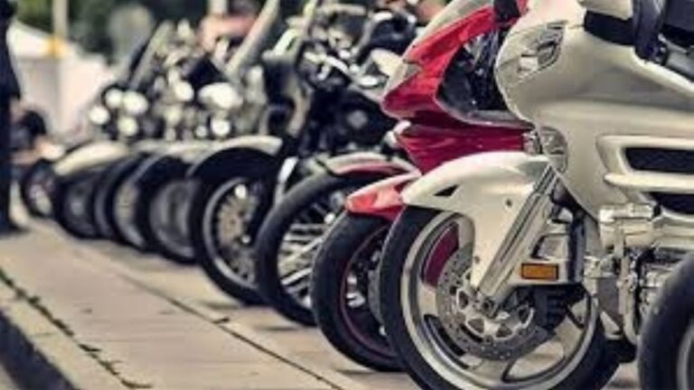 Motos 0 km estacionadas en concesionaria