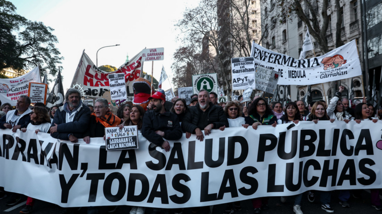 Manifestantes marchando hacia Plaza de Mayo en defensa de la salud pública