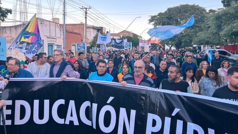 Multitud marchando por calles de Catamarca en defensa de la universidad pública