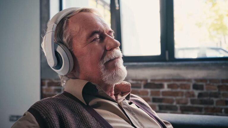 Sesión de musicoterapia con paciente y terapeuta utilizando instrumentos musicales en un entorno clínico