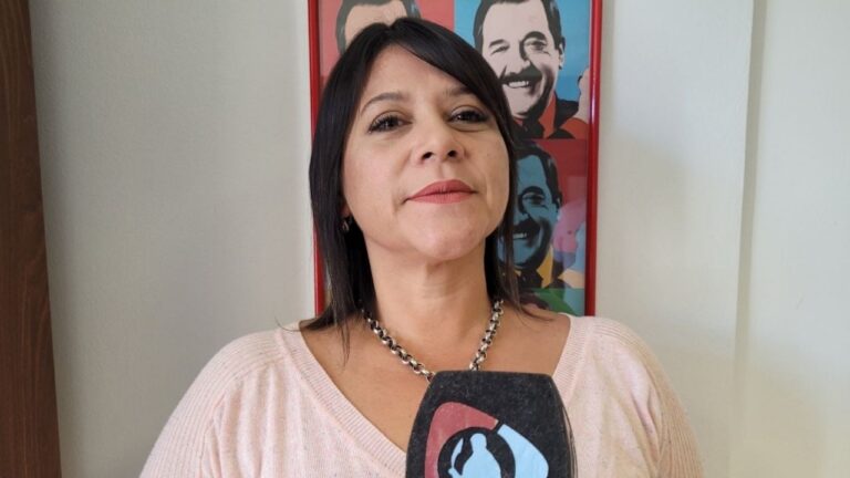Natalia Herrera recorriendo el área de Salud Mental del hospital San Juan Bautista
