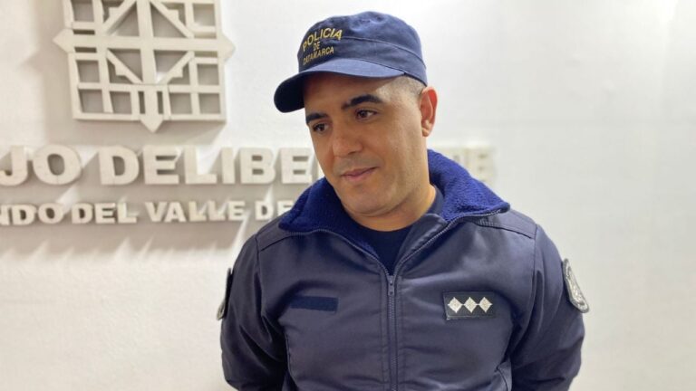 Oficial Fernando Lazarte durante la sesión del Concejo Deliberante en Catamarca