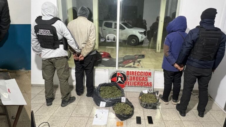 Efectivos policiales en operativo antidroga en puesto caminero de Catamarca