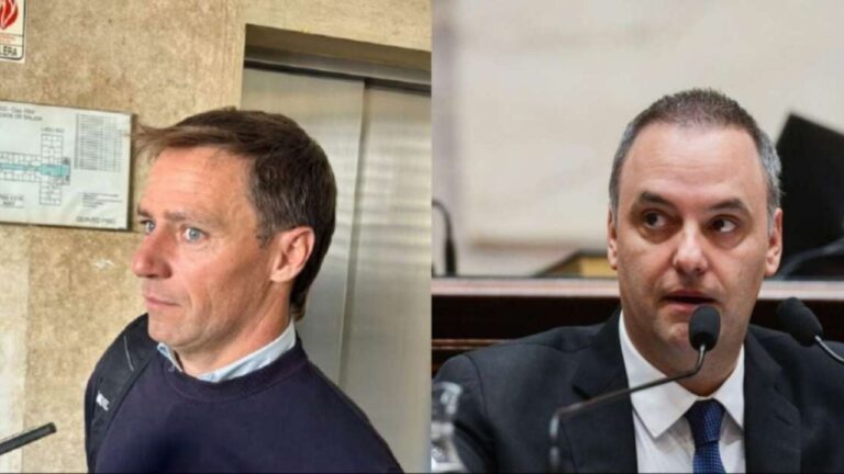 Juzgado con expediente judicial y un teléfono celular sobre la mesa