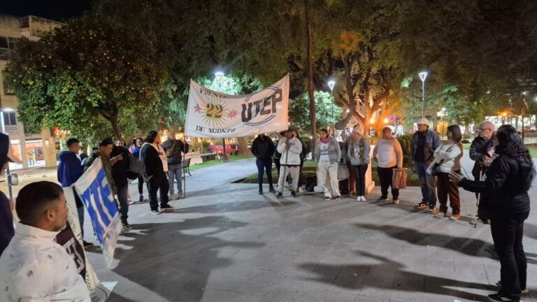 Marcha de organizaciones sociales y políticas en el centro de la Capital contra las políticas económicas del gobierno de Javier Milei