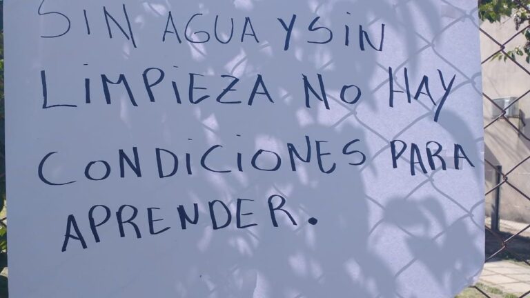 Padres marchando pacíficamente frente al Jardín Caperucita Roja en San Pedro, Catamarca