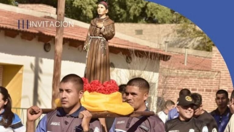 Peregrinos caminando con la imagen del Beato Fray Mamerto Esquiú en Catamarca