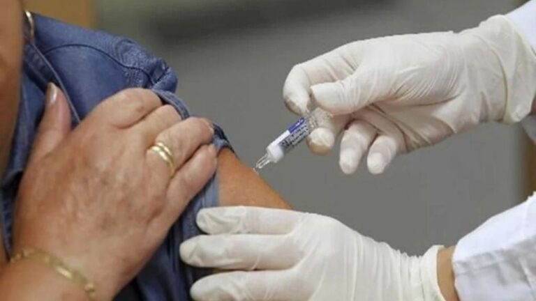 Persona recibiendo la vacuna antigripal en un centro de salud