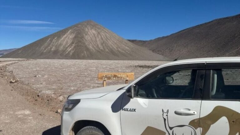 Paisaje de la Puna catamarqueña con turistas