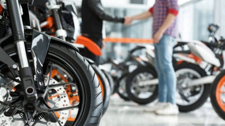 Motos nuevas en un concesionario, con precios y modelos visibles