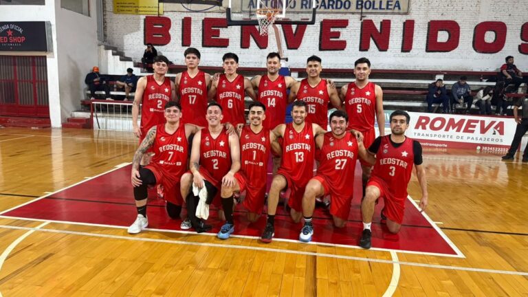 Partido de básquetbol entre Red Star BBC y Ateneo Mariano Moreno en el estadio Antonio Ricardo Bollea