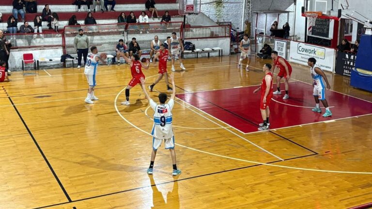 Partido de básquet entre Red Star Catamarca y Hindú BBC en el Estadio Antonio R. Bollea