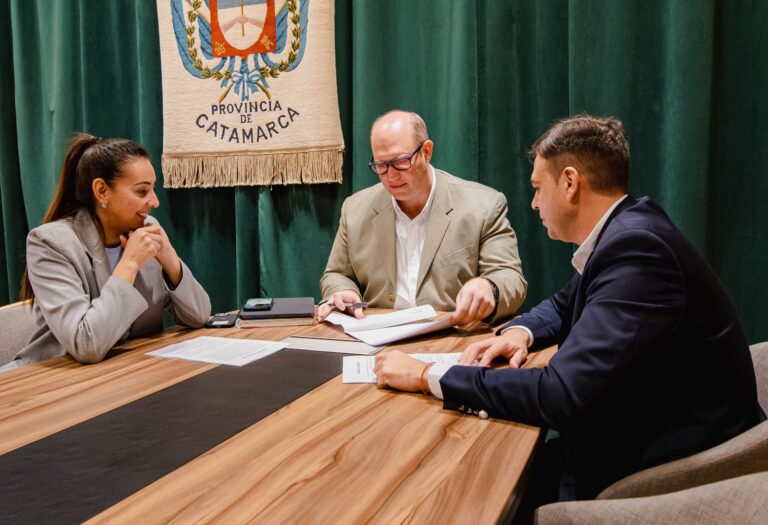 Firma de convenio para refacción de centros de salud en Los Altos