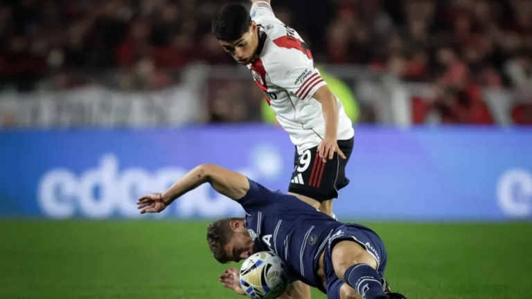 Jugadores de River Plate celebrando un gol ante Gimnasia de La Plata
