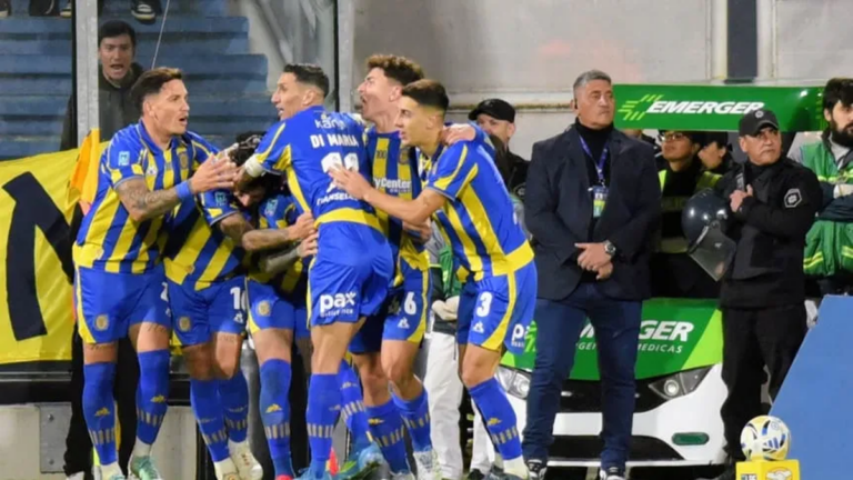 Jugadores de Rosario Central celebrando el gol de la victoria ante Racing