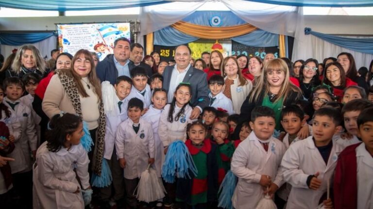Gustavo Saadi en acto por la Revolución de Mayo en la Escuela Municipal N° 3