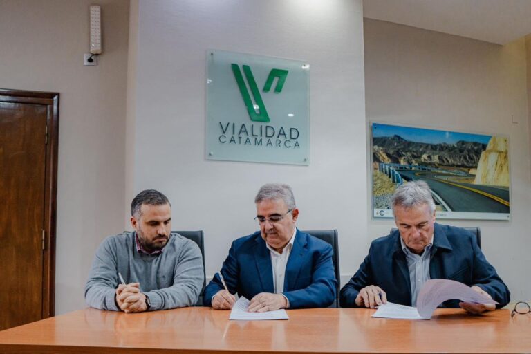 Firma del contrato para la construcción del puente en El Pantanillo en la Dirección Provincial de Vialidad