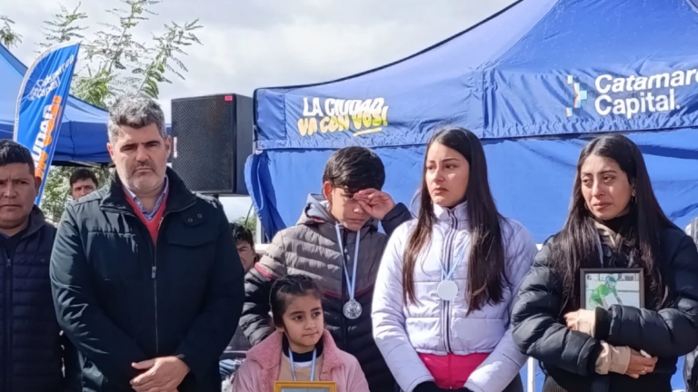 Ciclistas en competencia durante la segunda fecha de la Copa Nacional de Ciclismo Infanto Juvenil en el Velódromo Municipal de Catamarca
