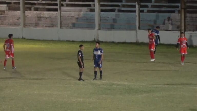 Partido de fútbol entre Deportivo Sumalao e Independiente de San Antonio en el estadio Prevedello