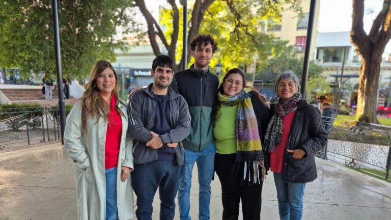 Lectura pública del taller Crónicas Catuchas en la Glorieta de la Plaza 25 de Mayo