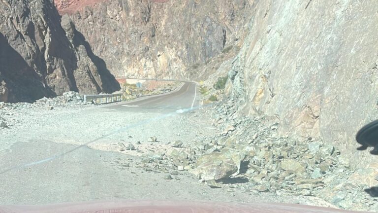 Vista de la Ruta Nacional 60 en Quebrada Las Angosturas con señalización de precaución