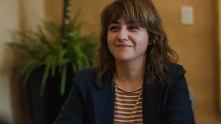 Verónica Soria durante entrevista radial en Catamarca