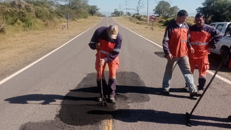 Trabajos de bacheo en la Ruta Nacional 64