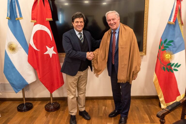 Mesa de trabajo entre el vicegobernador Rubén Dusso y el embajador de Turquía en el CATA