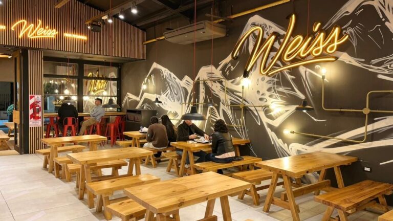 Interior del local de Weiss Burgers en Catamarca con promociones visibles
