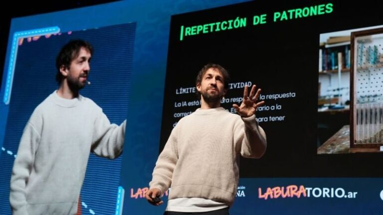 Alan Daitch disertando sobre inteligencia artificial en Catamarca