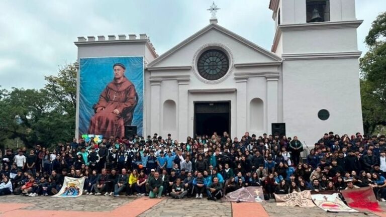 Estudiantes de colegios confesionales durante la peregrinación a Piedra Blanca en homenaje al Beato Esquiú