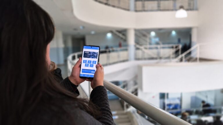 Pantalla de teléfono móvil con la aplicación OSEP Móvil Catamarca mostrando una notificación de vencimiento