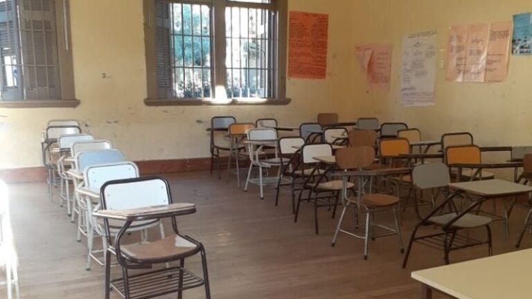 Docentes universitarios en asamblea durante un paro nacional
