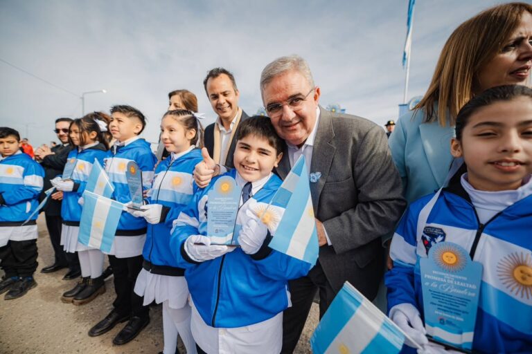 Acto del Día de la Bandera en Saujil con autoridades y niños