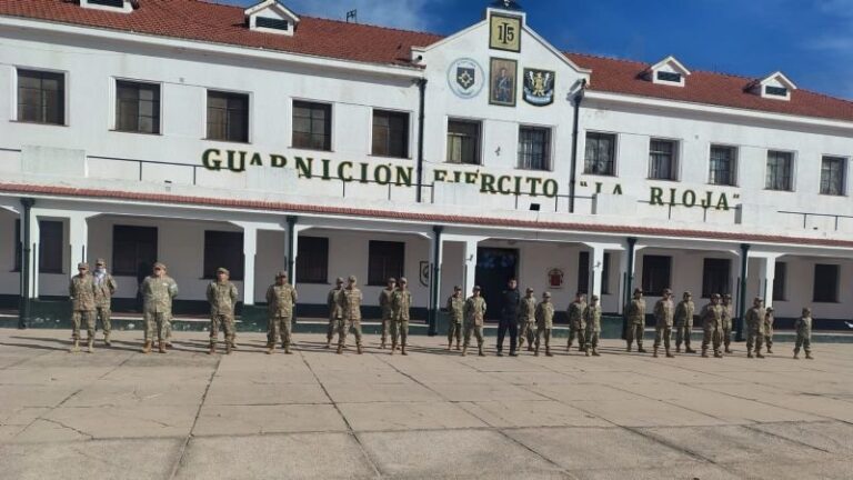 Estudiantes de la Academia Juan Manuel de Rosas durante la visita a instalaciones militares en La Rioja
