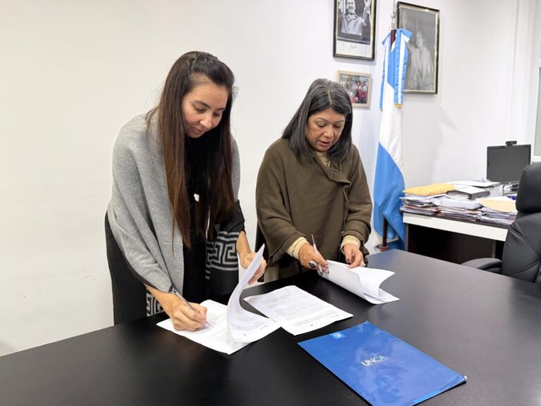 Firma de convenio entre Ministra de Salud y Decana de Ciencias de la Salud