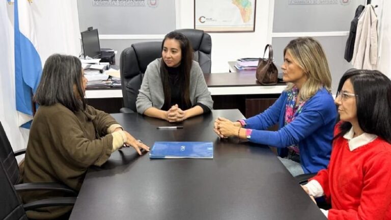 Firma de convenio entre Ministra de Salud y Decana de Ciencias de la Salud