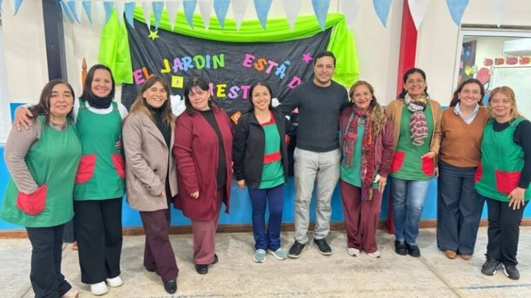 Niños en revisión médica durante jornada del PROSANE en escuela municipal